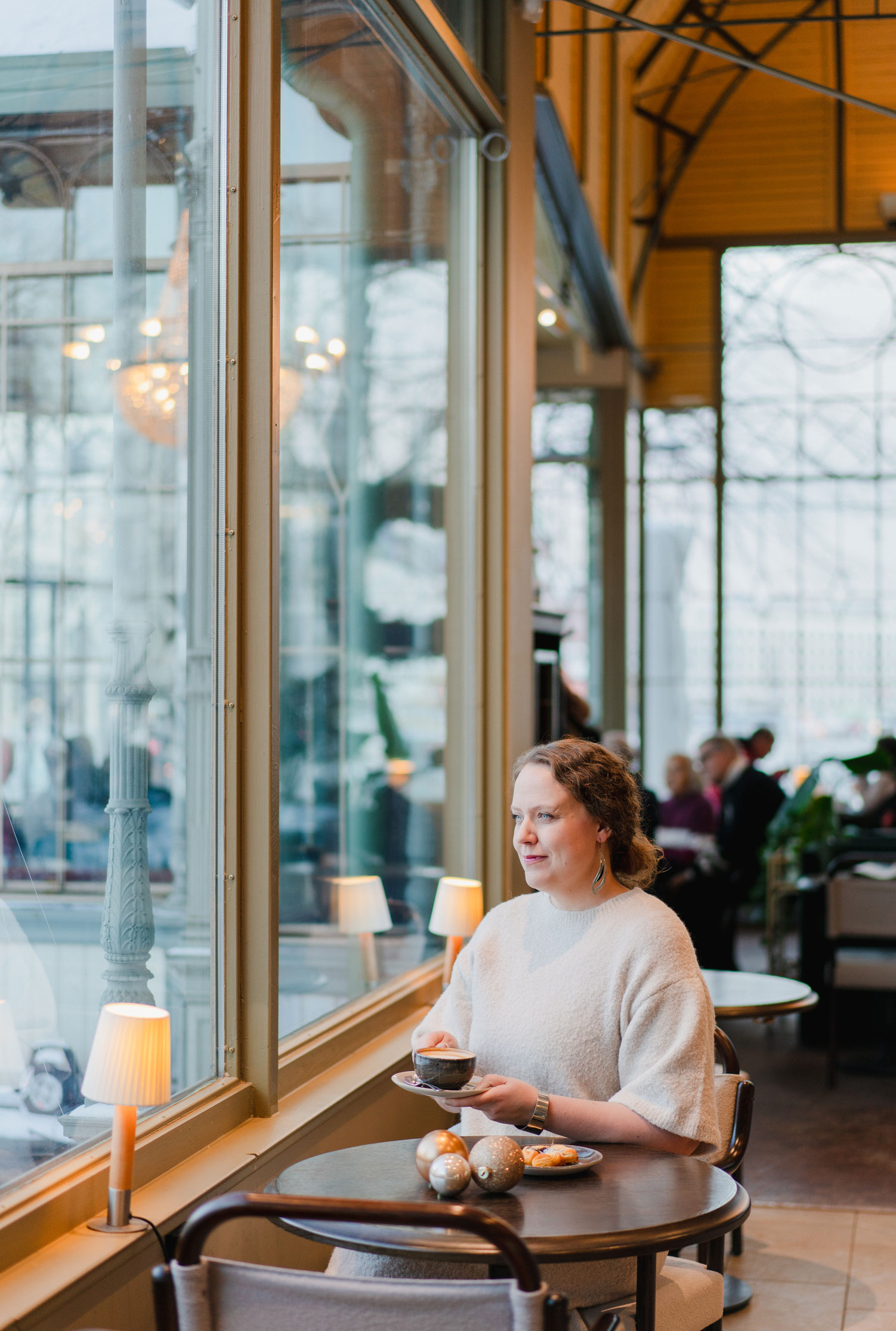 Hanna Vikberg kahvilassa ikkunan ääressä.